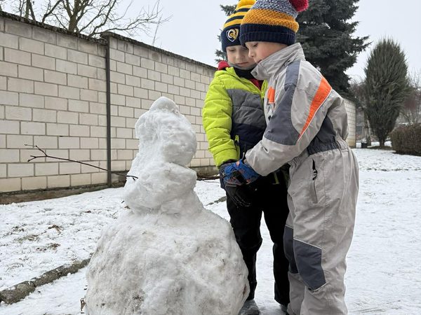Zimní radovánky na školní zahradě